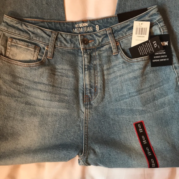 Light wash high waisted relaxed fit Mom jeans with tapered cuff NWT - Picture 3 of 8